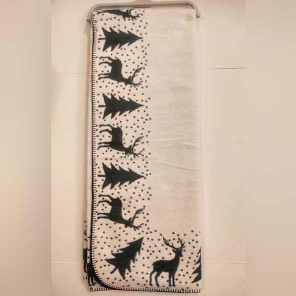 🎁Docofil White Throw Blanket - Ivory and Forest Green Christmas Holiday Throw - Picture 3 of 7